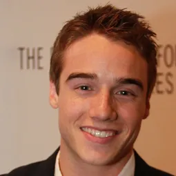 布蘭登·伊頓 - 橄欖球傳奇演員 飾演Mike Morton