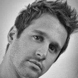 John De Luca 飾演 Soldier Martinez