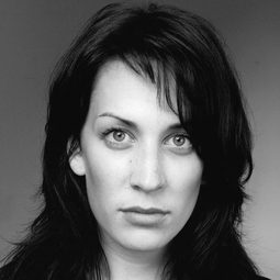 Lizzie Winkler 飾演 Agatha de Lacey