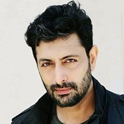普里耶修·查特奇 飾演 Vijay Nath