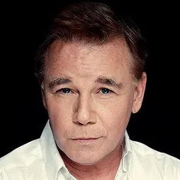 史賓賽·蓋瑞特 - 情謎艾曼紐演員 飾演Officer Ted