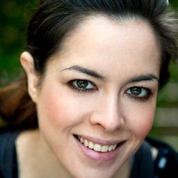 Katherine Templar 飾演 Rachel