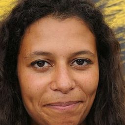 Hélène Cattet 飾演 Self