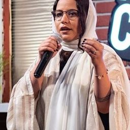 Lama Alfard 飾演 Dana's mom / TV reporter