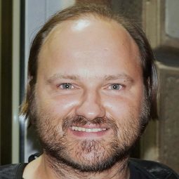 賽巴斯汀·史坦基維奇 - Letters to Santa 2演員 飾演Misiek