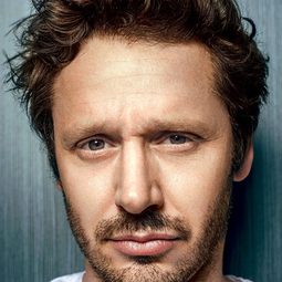 班傑明·范庫納 飾演 Javier