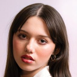 凡奧莉·麥葛羅 飾演 Ella