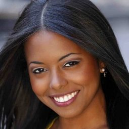 阿德里恩娜·華倫 飾演 Ode