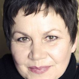 Petra-Maria Cammin 飾演 Grandmother Manuela