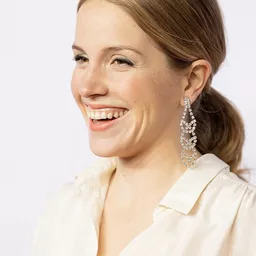 寶拉·卡倫貝格 飾演 Klara