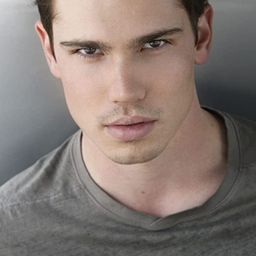 Tanner Novlan 飾演 Devin Ryan