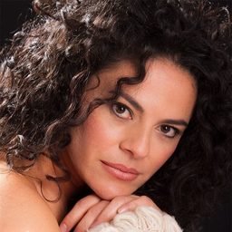 Isabel Gaona 飾演 Irene