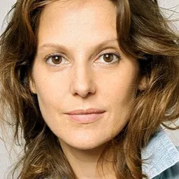 Élodie Navarre 飾演 La femme de gaston