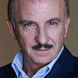 Carlo Buccirosso 飾演 Gustavo