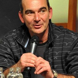 Tibor Szervét 飾演 Alex Brubeck