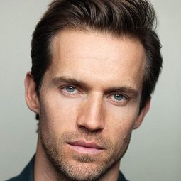 Andrew Cooper - 皇室聖誕情演員 飾演King Alexander