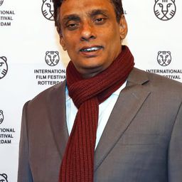 普拉沙納維然尼奇 - 光明之地導演