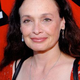 狄波拉·范瓦爾肯布赫 飾演 Reva Cody