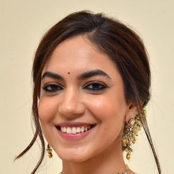 瑞圖·瓦瑪 飾演 Kanna (segment "Avarum Naanum – Avalum Naanum")