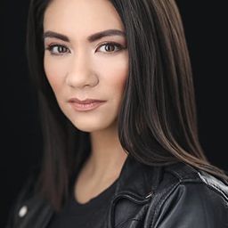 李康寧 飾演 Holly Wescott