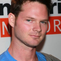 Brian Guest 飾演 Avery