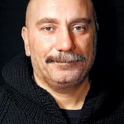 Mustafa Avkıran 飾演 Ali Riza