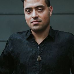 Yony Leyser 飾演 Ezra