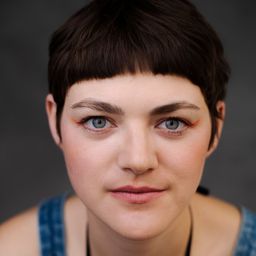 Johanna Polley 飾演 Leni