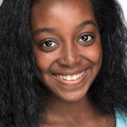 薩裏斯-安奇·哈托 飾演 Anna