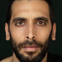 Mário Oliveira 飾演 Carlos