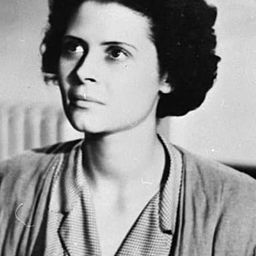 Lianella Carell 飾演 Maria