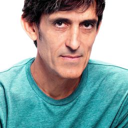 Manolo Caro 飾演 Birras