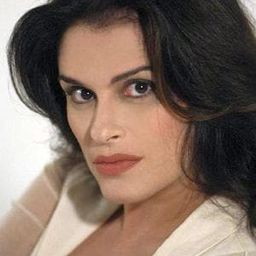 Laura Marinoni 飾演 Serena