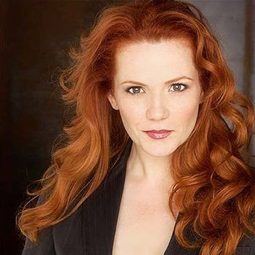 迪爾德芮·昆恩 - 選美俏臥底演員 飾演Mary Jo Wright