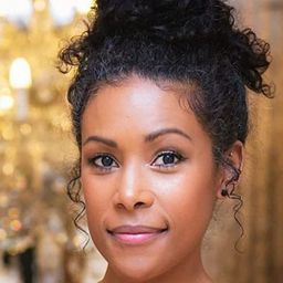 Schelaine Bennett - 魔物獵人演員 飾演Comms Officer E3 Sentry