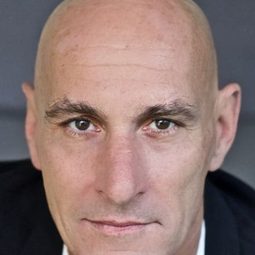 Warren Zavatta - 臆想成病演員 飾演Marc Harris