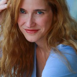 伊芳·蘭德利 飾演 Beth