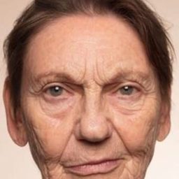 Jane Thorne 飾演 Older Jenny