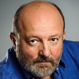 Claudiu Istodor 飾演 Doctor Antonio Costa
