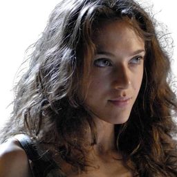 Louise Szpindel 飾演 Elena