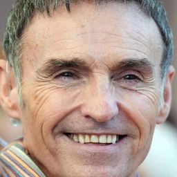 Marti Pellow 飾演 The Arbiter