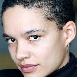 Gina Haller - 艾莉絲的闇影謎情演員 飾演Laura