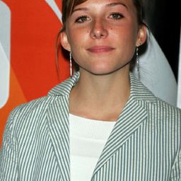 Saige Thompson 飾演 Laurie