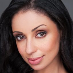 美雅 - 家庭派對演員 飾演Self