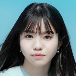 佐藤日向 飾演 Leah Kazuno