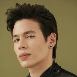 Jake Ejercito 飾演 Charles