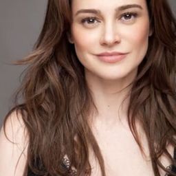 露西·蘿莉爾 飾演 Corinne