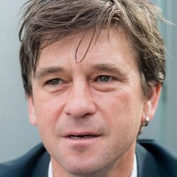 Peter Schneider - 東德名模日記演員 飾演Klaus Schulz