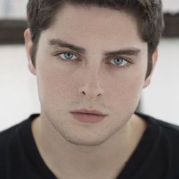 Cameron McKendry 飾演 Ted