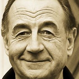 Dietrich Siegl 飾演 Airplane Captain